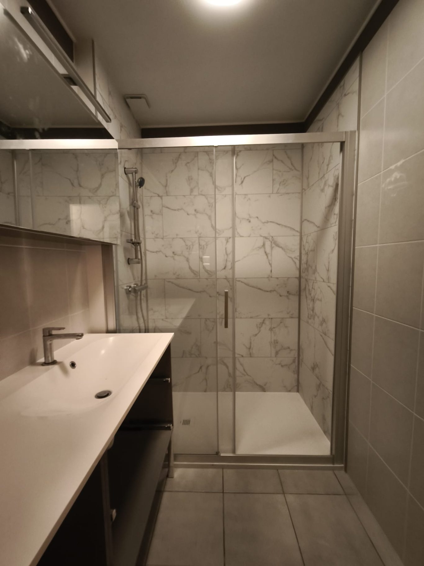 🚿 TRANSFORMATION D'UNE SALLE DE BAIN AVEC UNE DOUCHE MODERNE ET ELEGANTE ! 🚿 TRANSFORMATION D'UNE SALLE DE BAIN AVEC UNE DOUCHE MODERNE ET ELEGANTE !