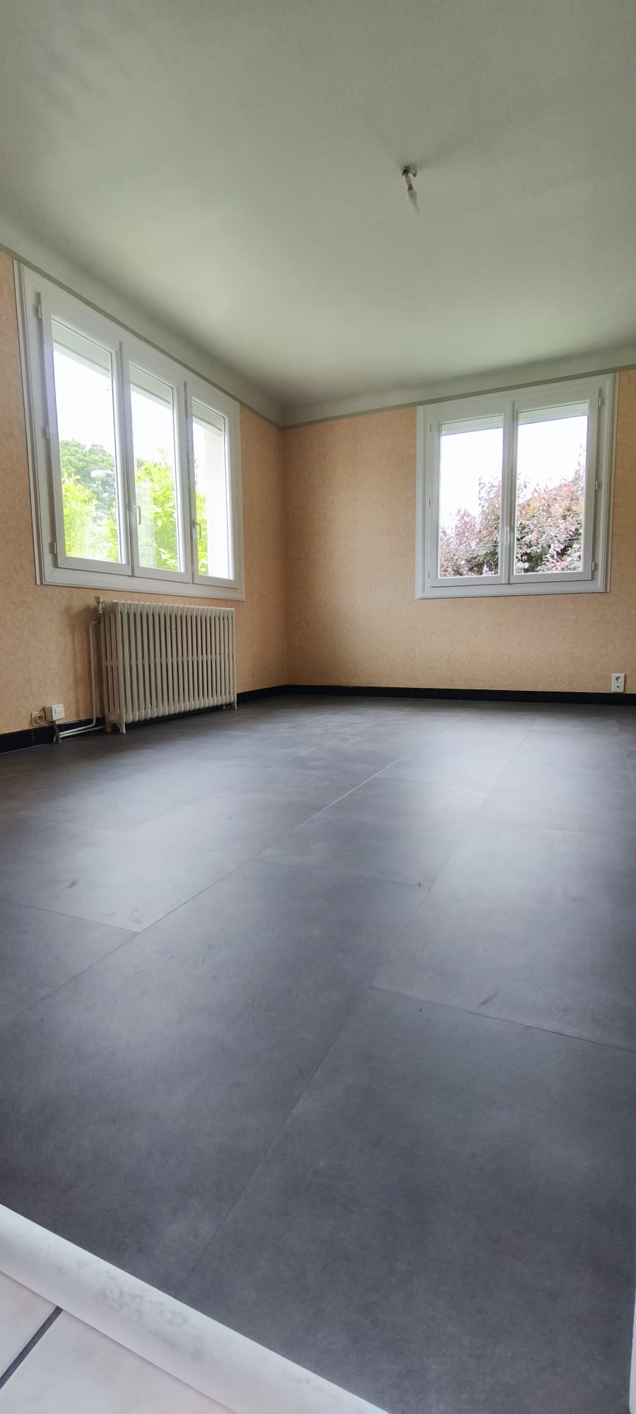Pose de dalles PVC à clipser GERFLOR Solid Clic Acoustic 55 - décor Bloom Uni Grey Pose de dalles PVC à clipser GERFLOR Solid Clic Acoustic 55 - décor Bloom Uni Grey