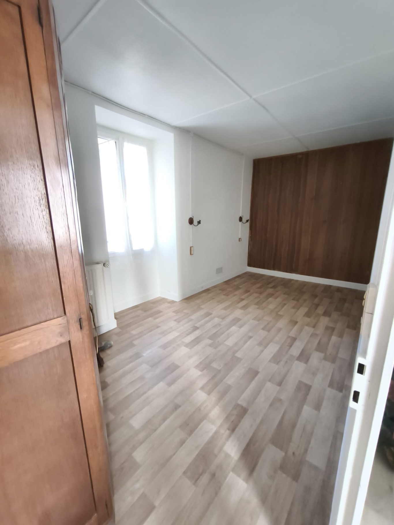 Pose d'un linoléum imitation parquet chêne blond Pose d'un linoléum imitation parquet chêne blond dans une chambre