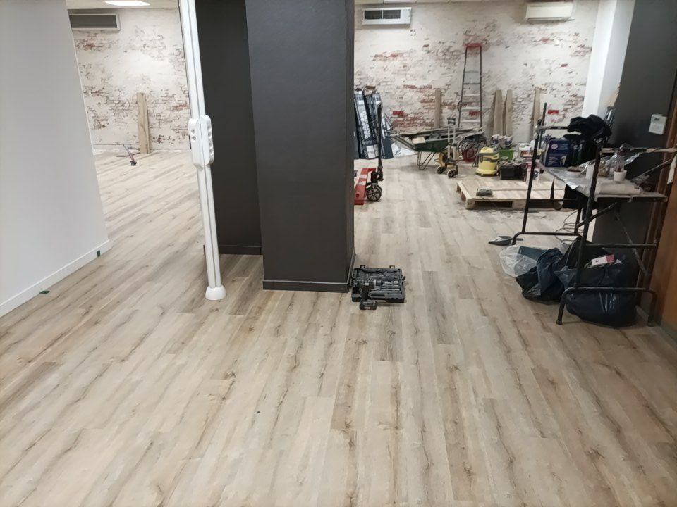 Pose de revêtement de sol en lames PVC Pose de revêtement de sol en lames PVC