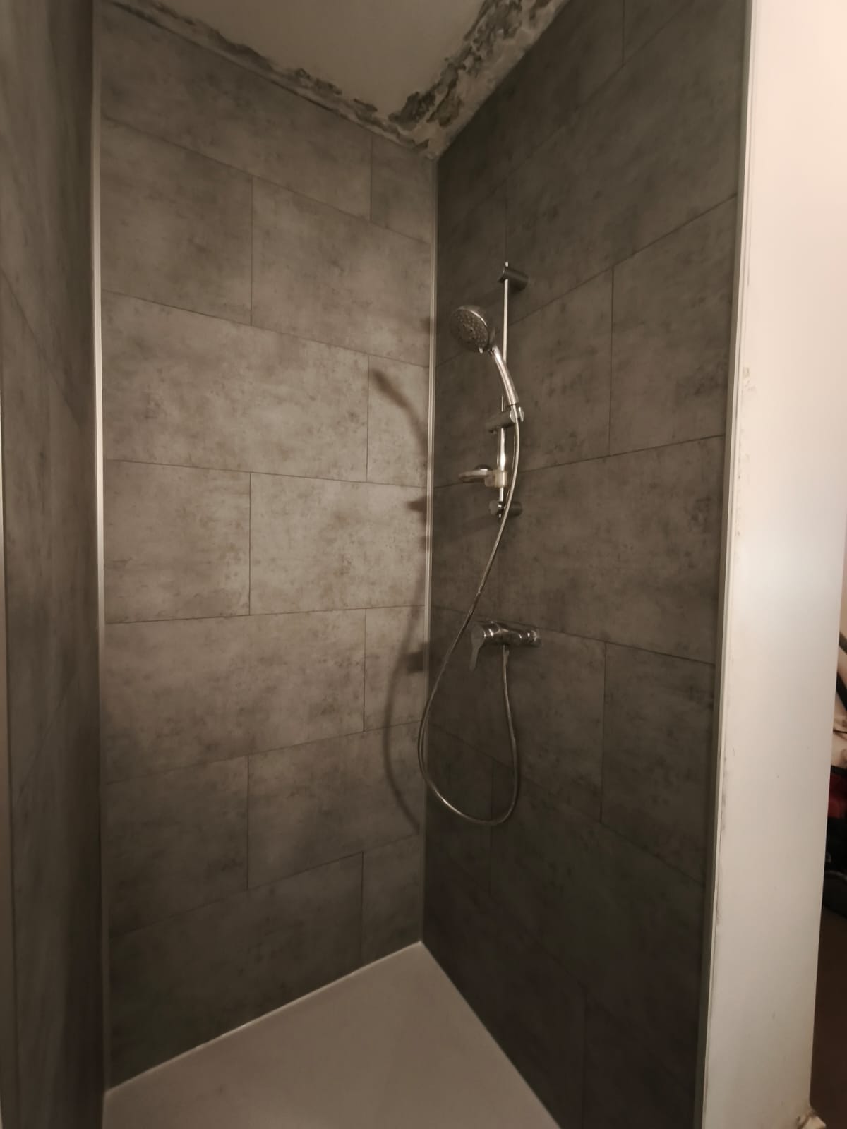 Installation de dalles murales dans une douche en niche Installation de dalles murales dans une douche en niche