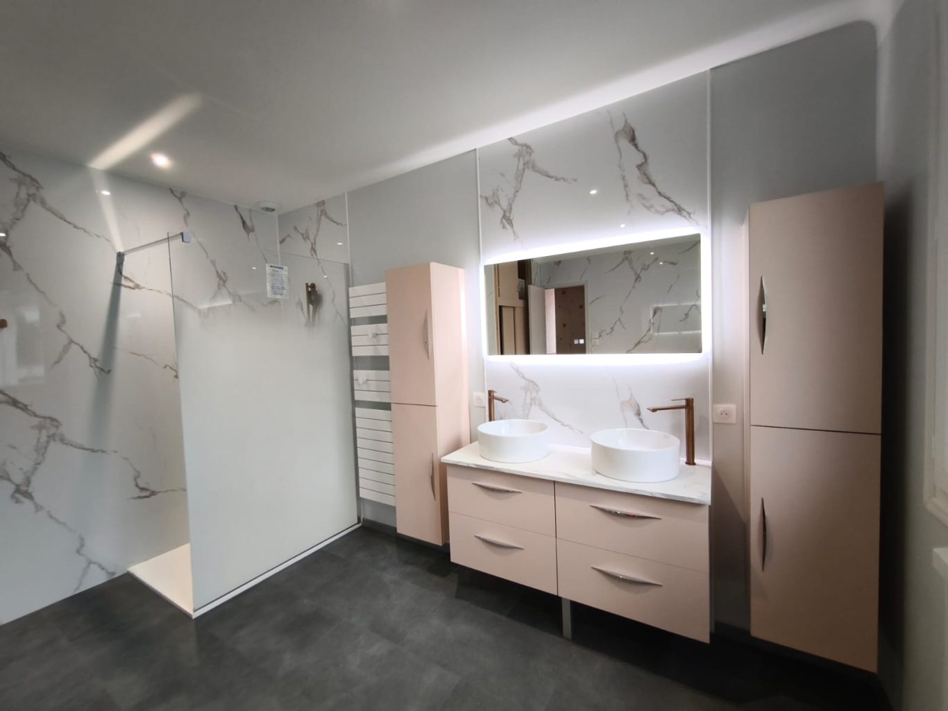 Création d'une salle de bain espace moderne, lumineuse et agréable à vivre. Salle de bains moderne avec meubles clairs, miroir éclairé et douche.